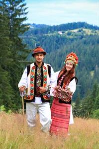 تصویر با کیفیت زن وشوهر خارجی با لباس محلی در کوهستان